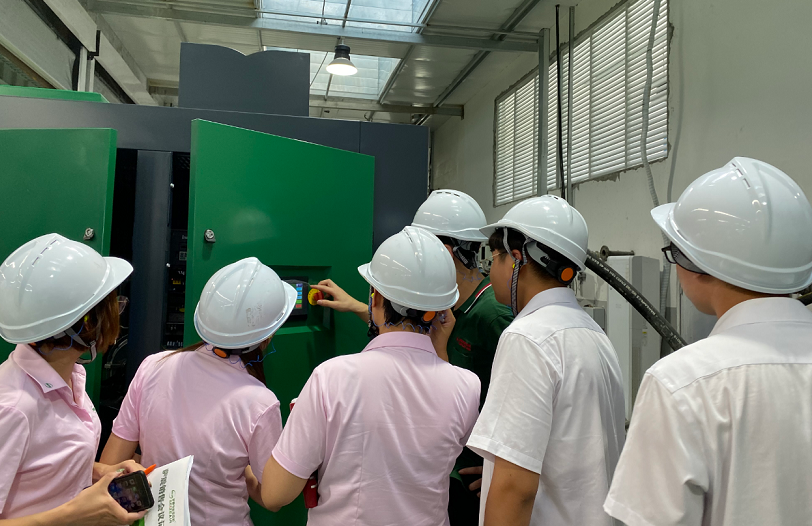 薩震節(jié)能空壓機雛鷹計劃訓(xùn)練營.jpg 薩震節(jié)能空壓機雛鷹計劃訓(xùn)練營.jpg