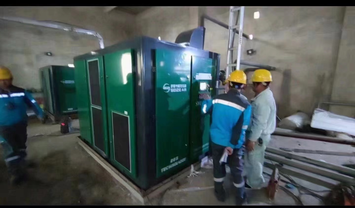 空壓機生產廠家薩震空壓機正在調試安裝.jpg 空壓機生產廠家薩震空壓機正在調試安裝.jpg