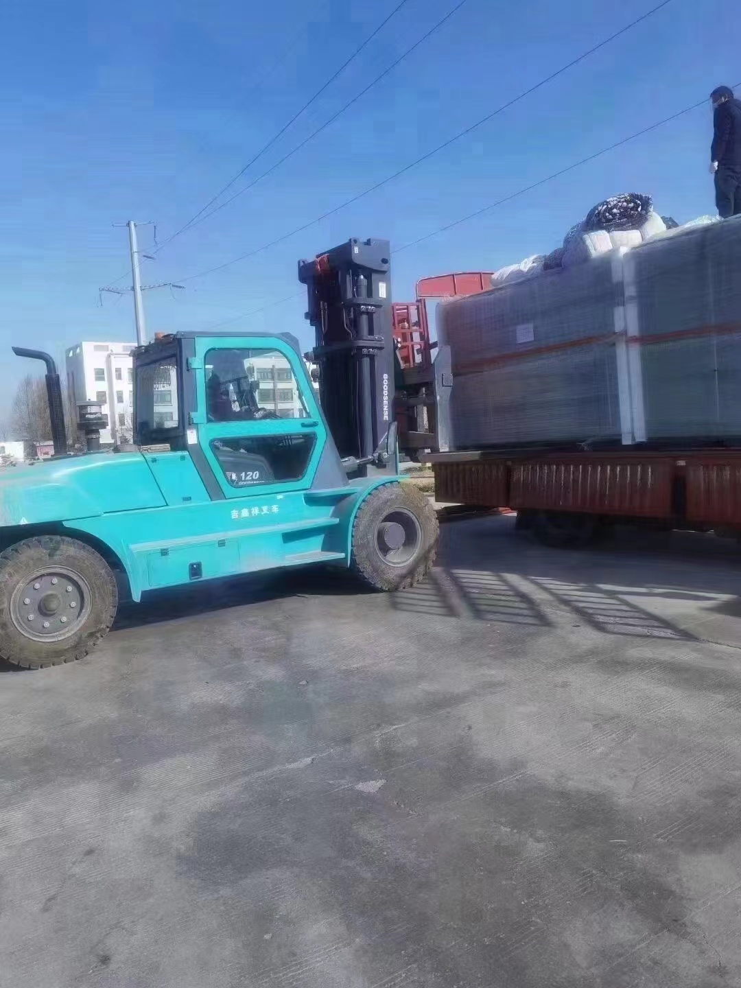 薩震節能空壓機到達客戶工廠.jpg 薩震節能空壓機到達客戶工廠.jpg